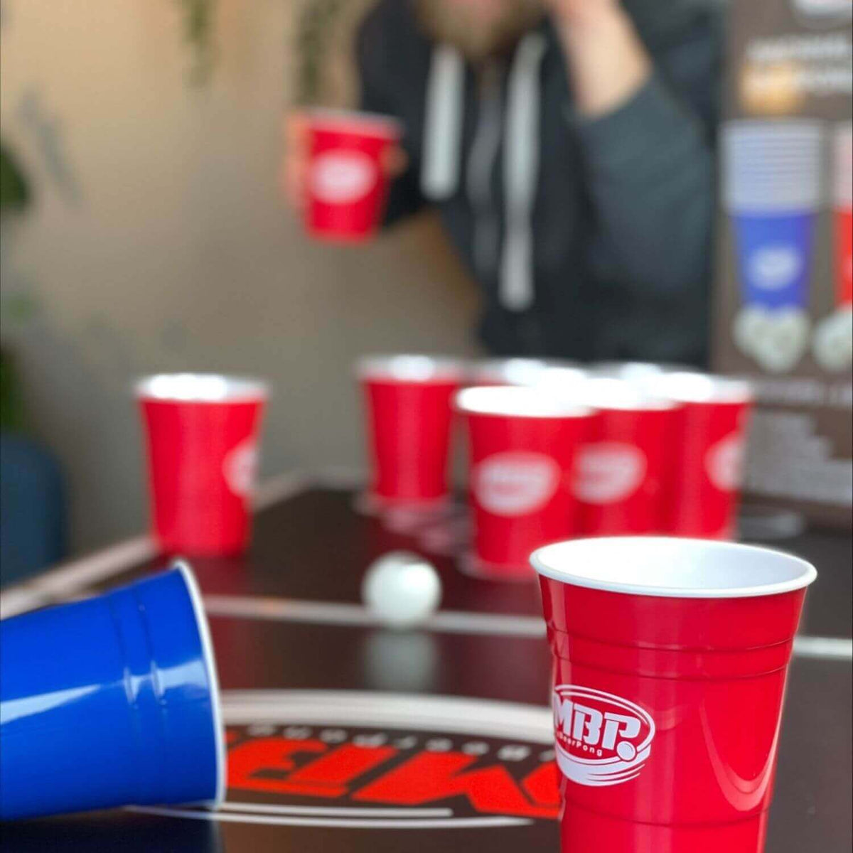 Beer Pong Mehrwegbecher Set (11x Rot/11x Blau & 6 Bällen)