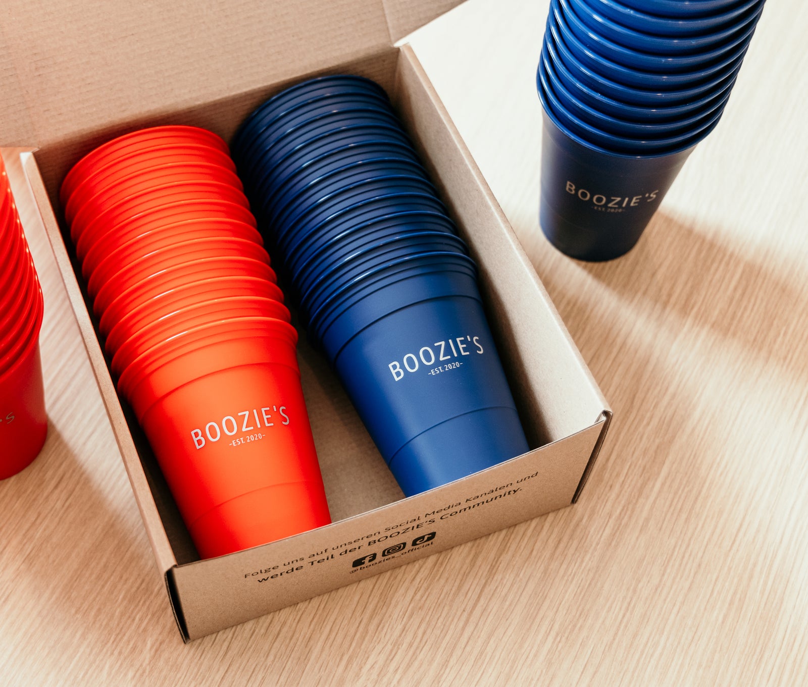 Bierpong Hartplastik Becher im nachhaltigen Karton - Sustainable PartyCups - Red Cups  -  Puzzles Freiburg, Plastikbecher, Spülmaschinenfest wahnsinnig stabil BierPong Shop, nachhaltiges Geschenk