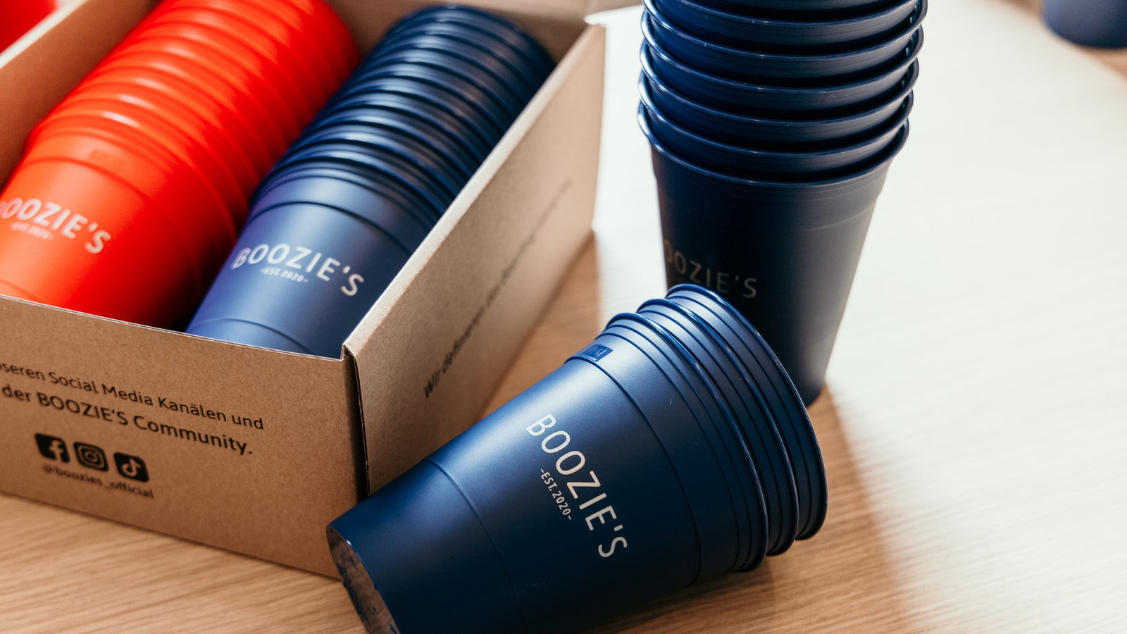 Nachhaltige BeerPong Becher Cheers, Bierpong, Beer Pong, Trinkspiele, Rage cage spülmaschinenfest sustainable red cup disco light 3 Hands Party BierPong Bierball Blaue BierPong Becher nachhaltige BeerPong cups mit 2 BierPong Bällen, spülmaschinenfest nach